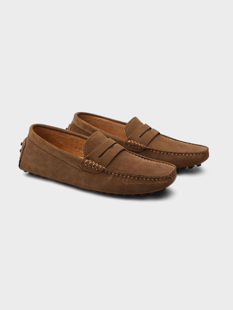 Plain boat loafers with moc toe stitching and flat soles