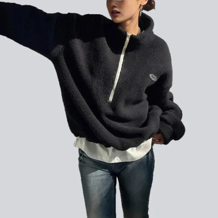 Women's textured quarter-zip sweatshirt with high collar, long sleeves and chest patch