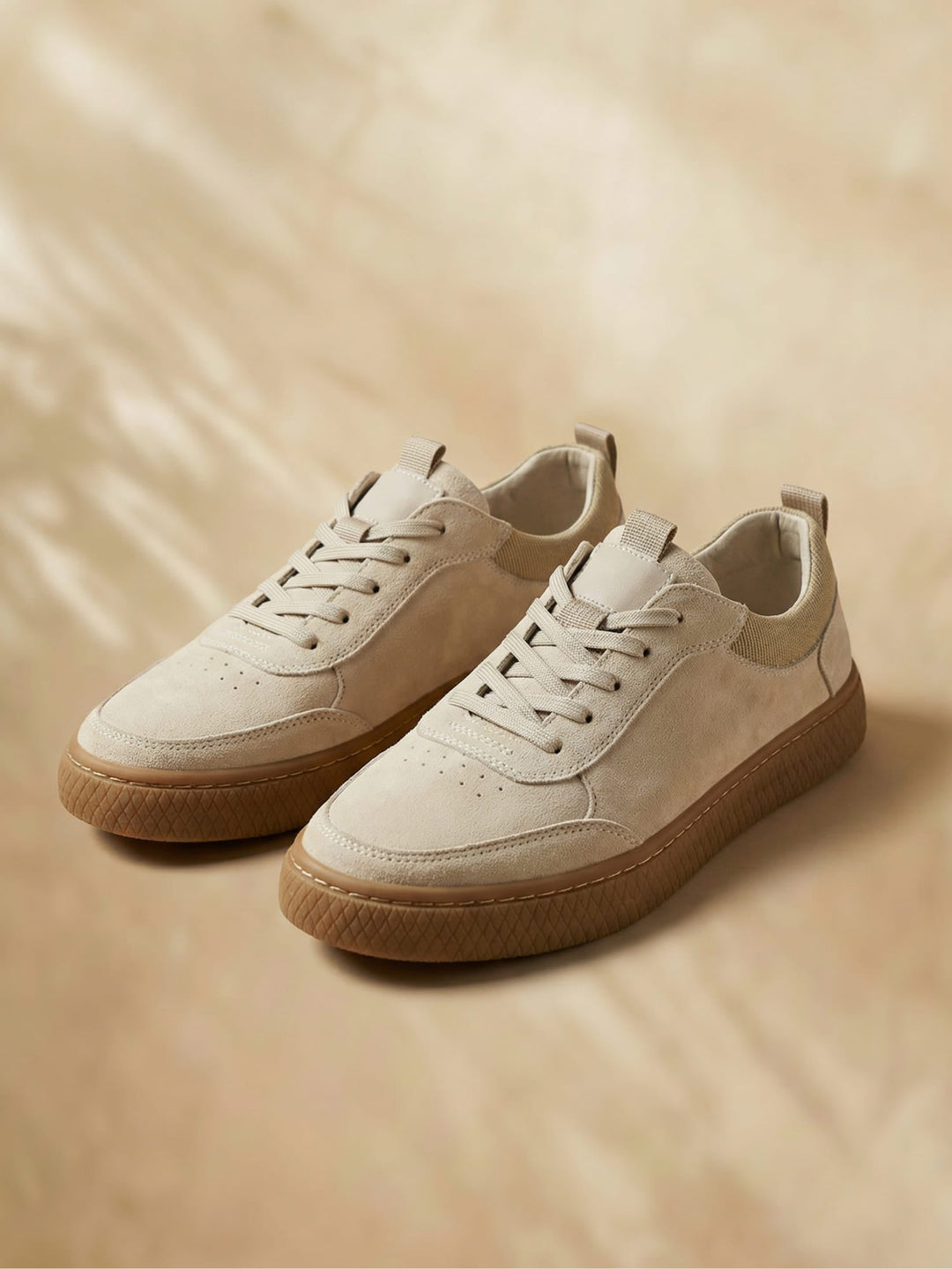 Men's low-top lace-up sneakers with textured rubber soles