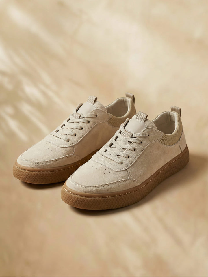 Men's low-top lace-up sneakers with textured rubber soles