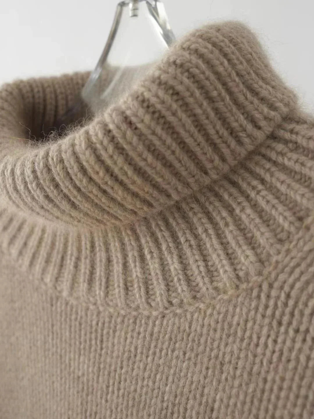 Women's relaxed plain turtleneck jumper with long sleeves and ribbed trims