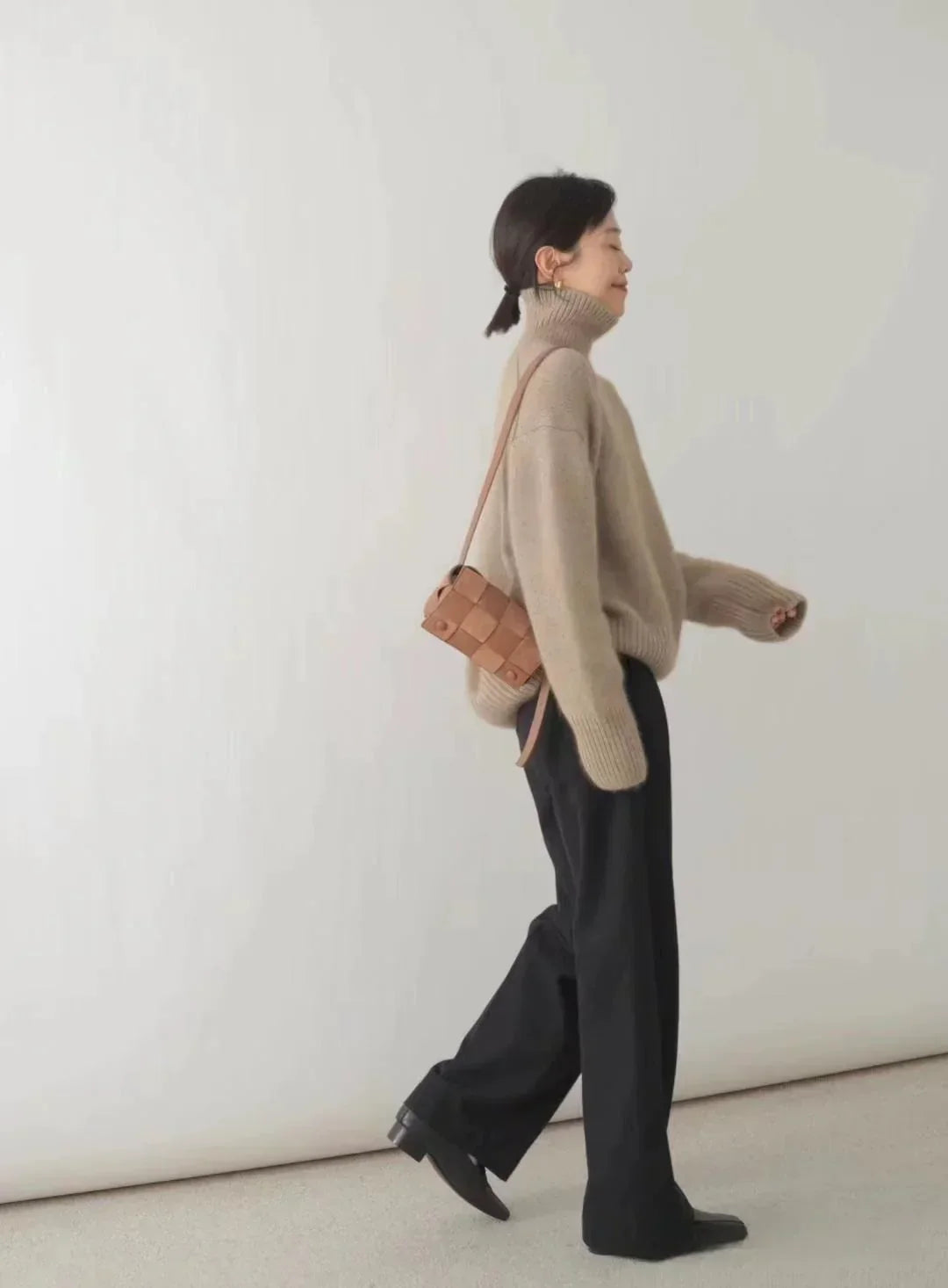 Women's relaxed plain turtleneck jumper with long sleeves and ribbed trims