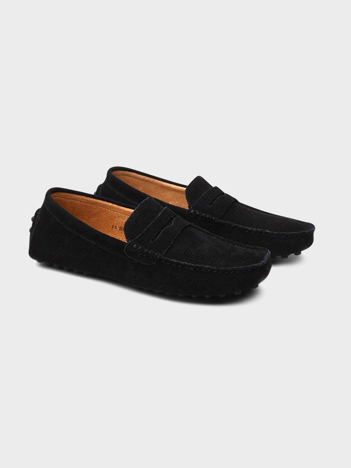 Plain boat loafers with moc toe stitching and flat soles