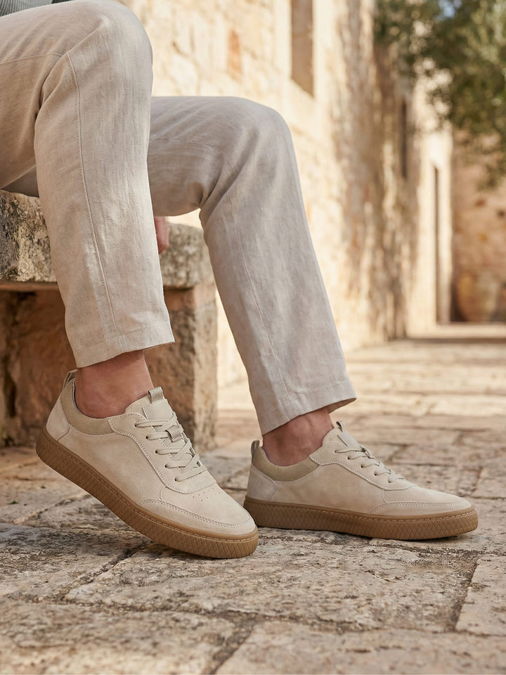 Men's low-top lace-up sneakers with textured rubber soles
