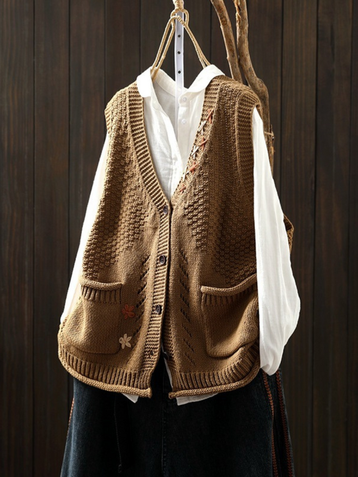 Women's textured knitted vest with V-neck, buttons and patch pockets