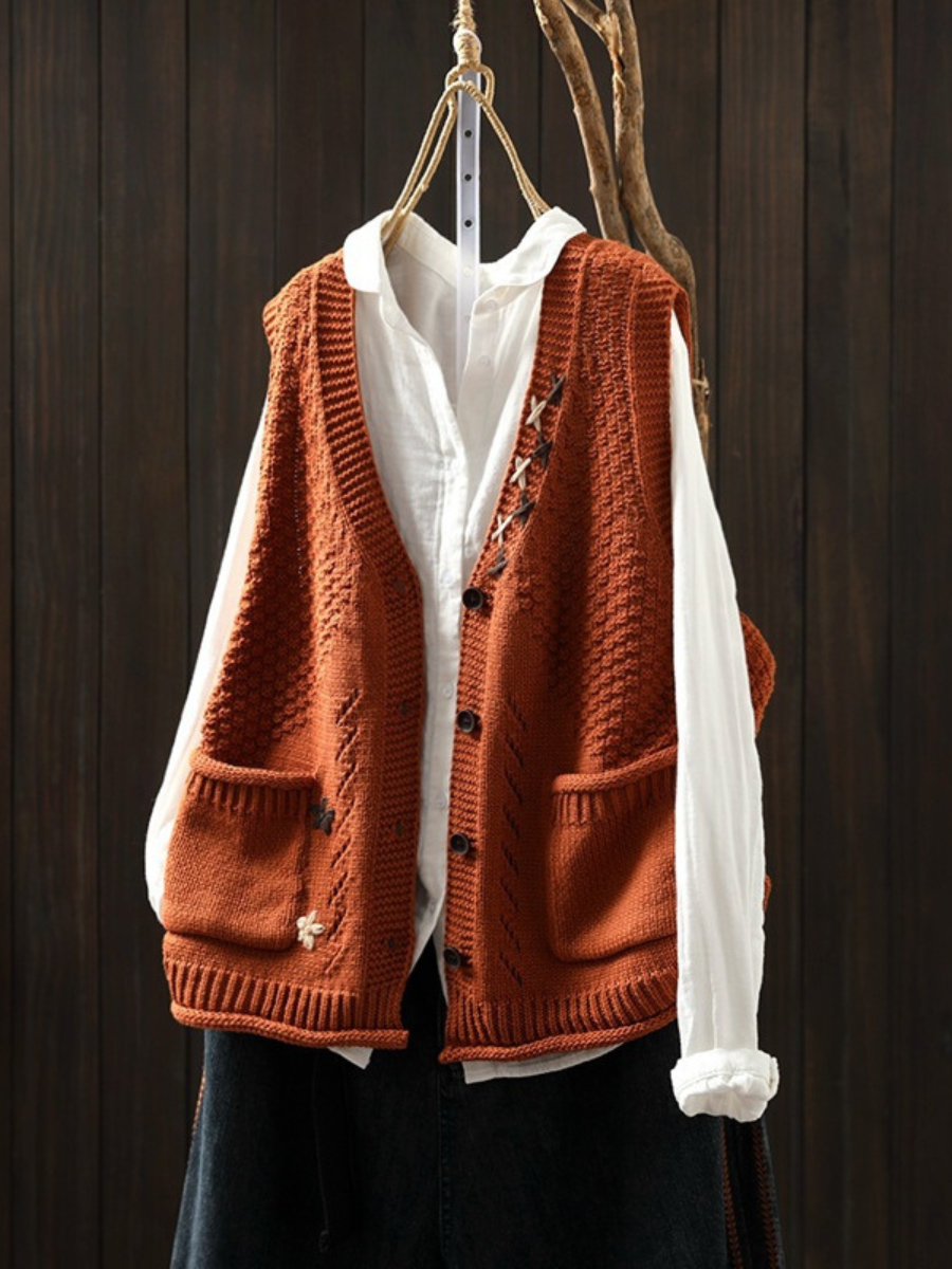 Women's textured knitted vest with V-neck, buttons and patch pockets
