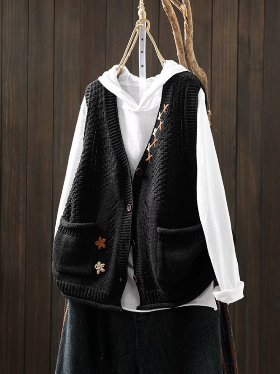 Women's textured knitted vest with V-neck, buttons and patch pockets