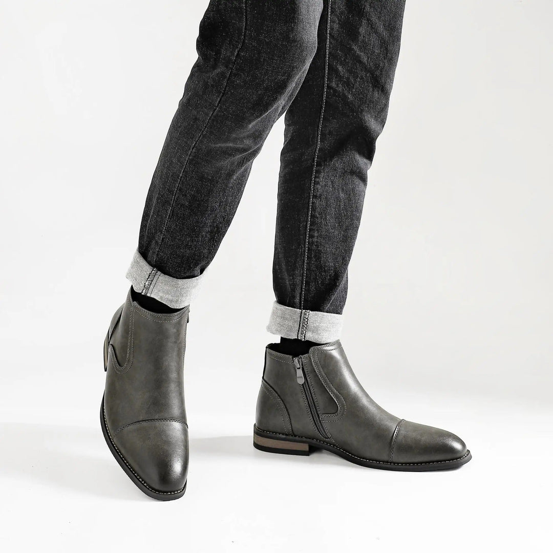 Men's Chelsea ankle boots with elastic side panels, rounded toes and low heels