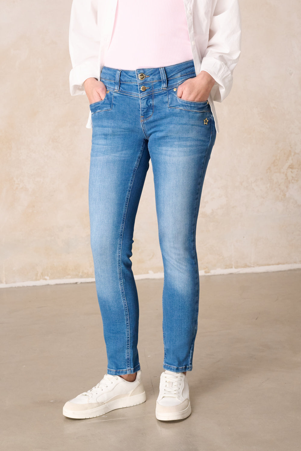 Women's slim blue jeans with mid-rise waist, five pockets and ankle-length hems