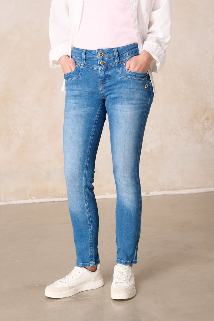 Women's slim blue jeans with mid-rise waist, five pockets and ankle-length hems