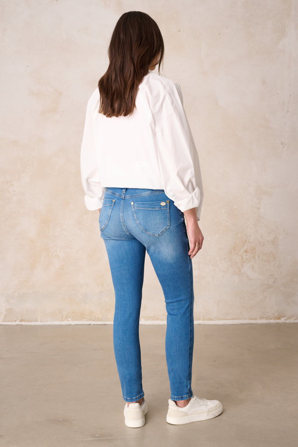 Women's slim blue jeans with mid-rise waist, five pockets and ankle-length hems