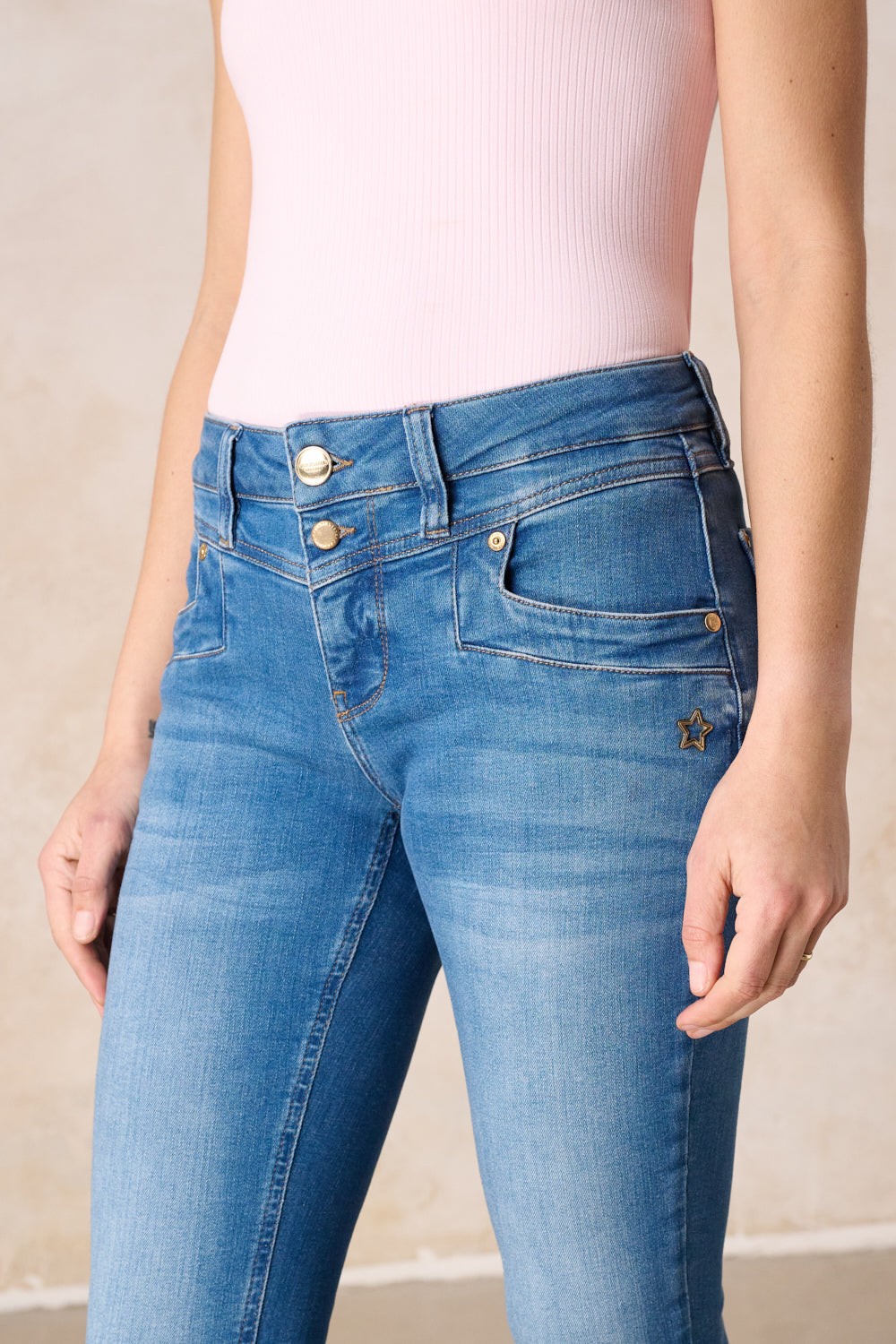 Women's slim blue jeans with mid-rise waist, five pockets and ankle-length hems