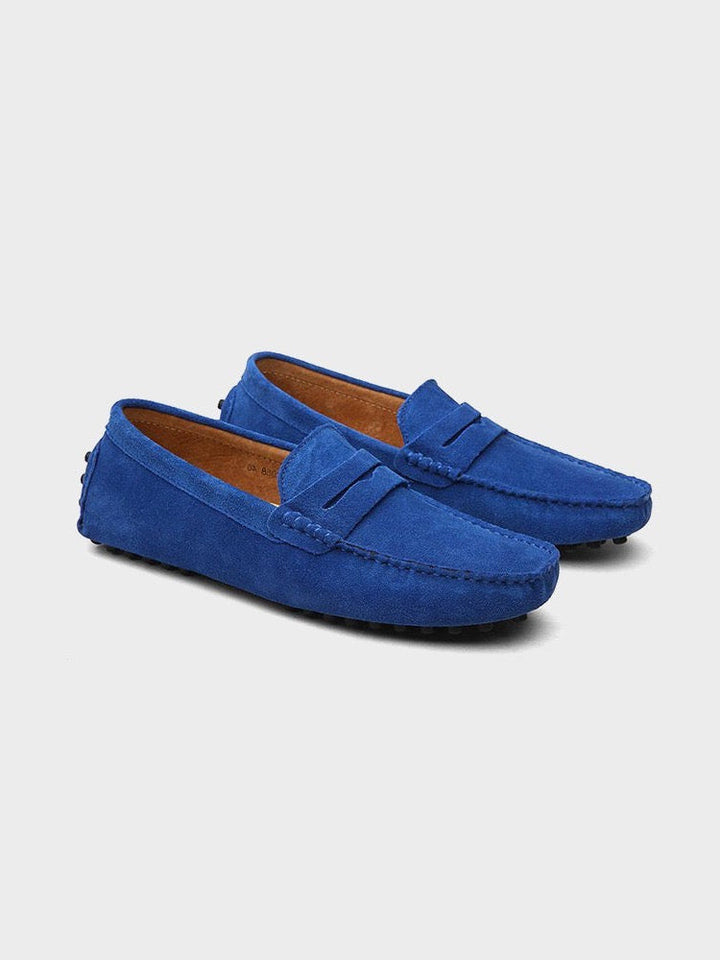 Plain boat loafers with moc toe stitching and flat soles