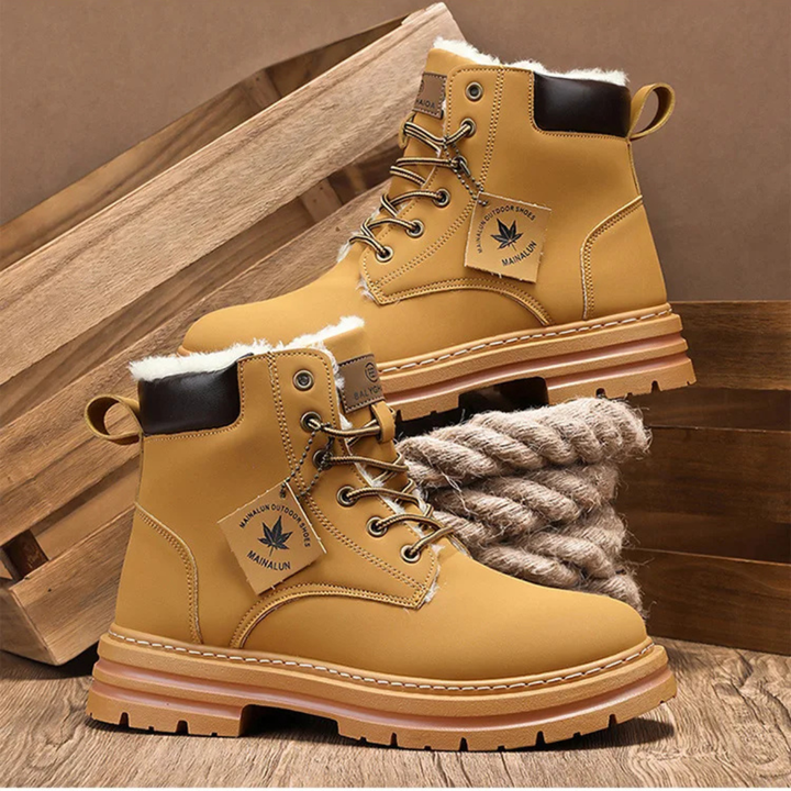 Men's ankle-height lace-up boots with padded collar, round toe and lug sole