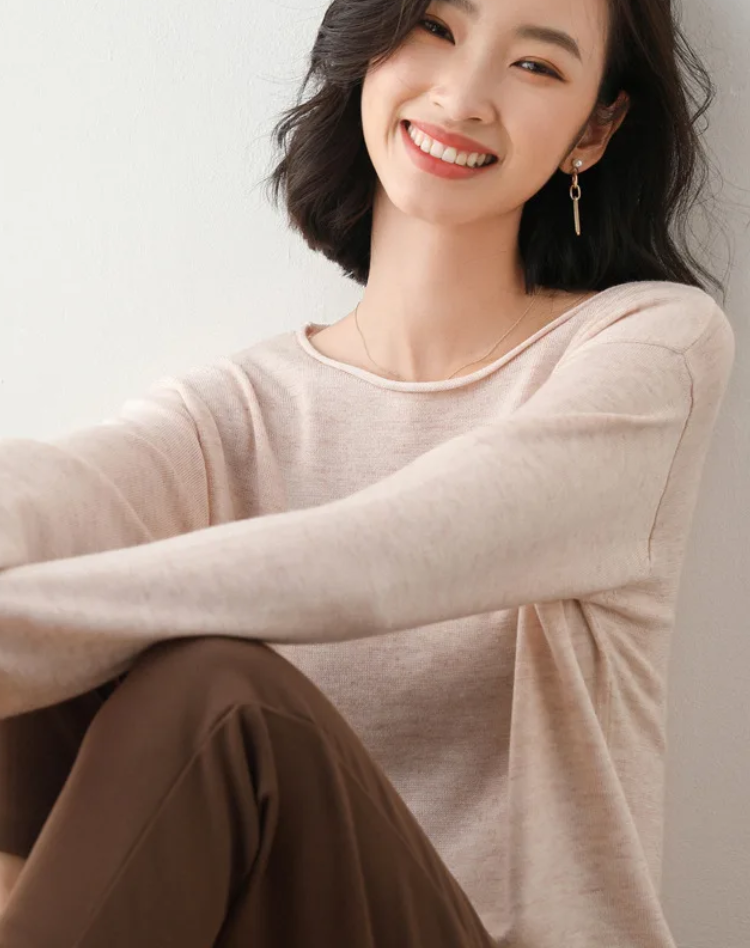 Women's fine-knit crew neck sweater with long sleeves and ribbed trims