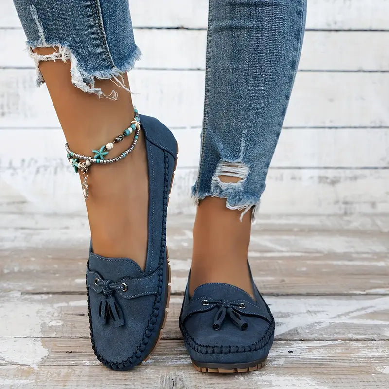 Women's moccasin loafers with tassel detailing and stitched edging