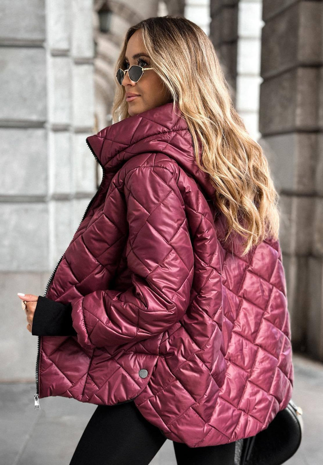 Women's quilted hooded jacket with long sleeves and zip front