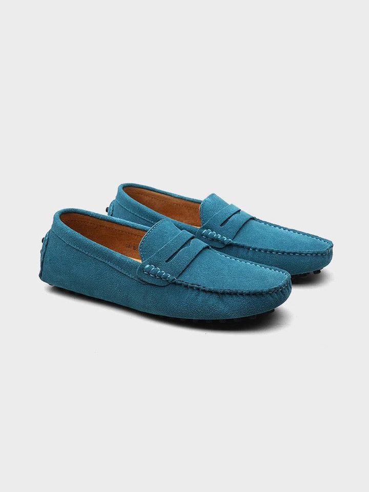 Plain boat loafers with moc toe stitching and flat soles