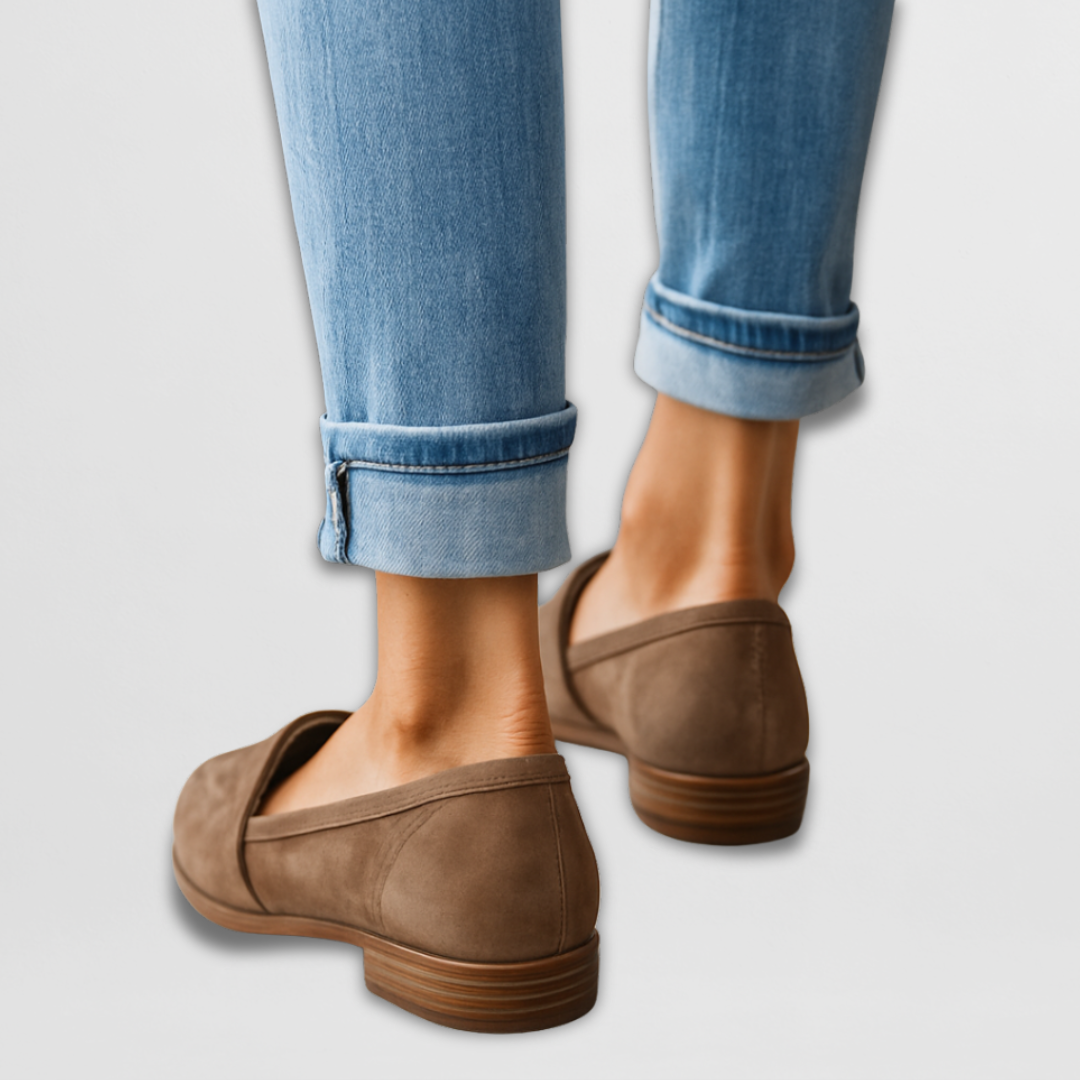 Women's pointed-toe loafer with lightweight sole in tan and black
