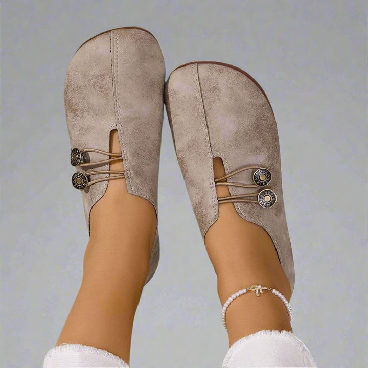 Moccasin loafers with rounded toes, lace detail and flat soles