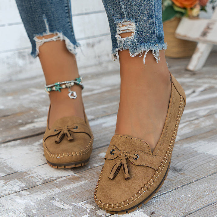 Women's moccasin loafers with tassel detailing and stitched edging