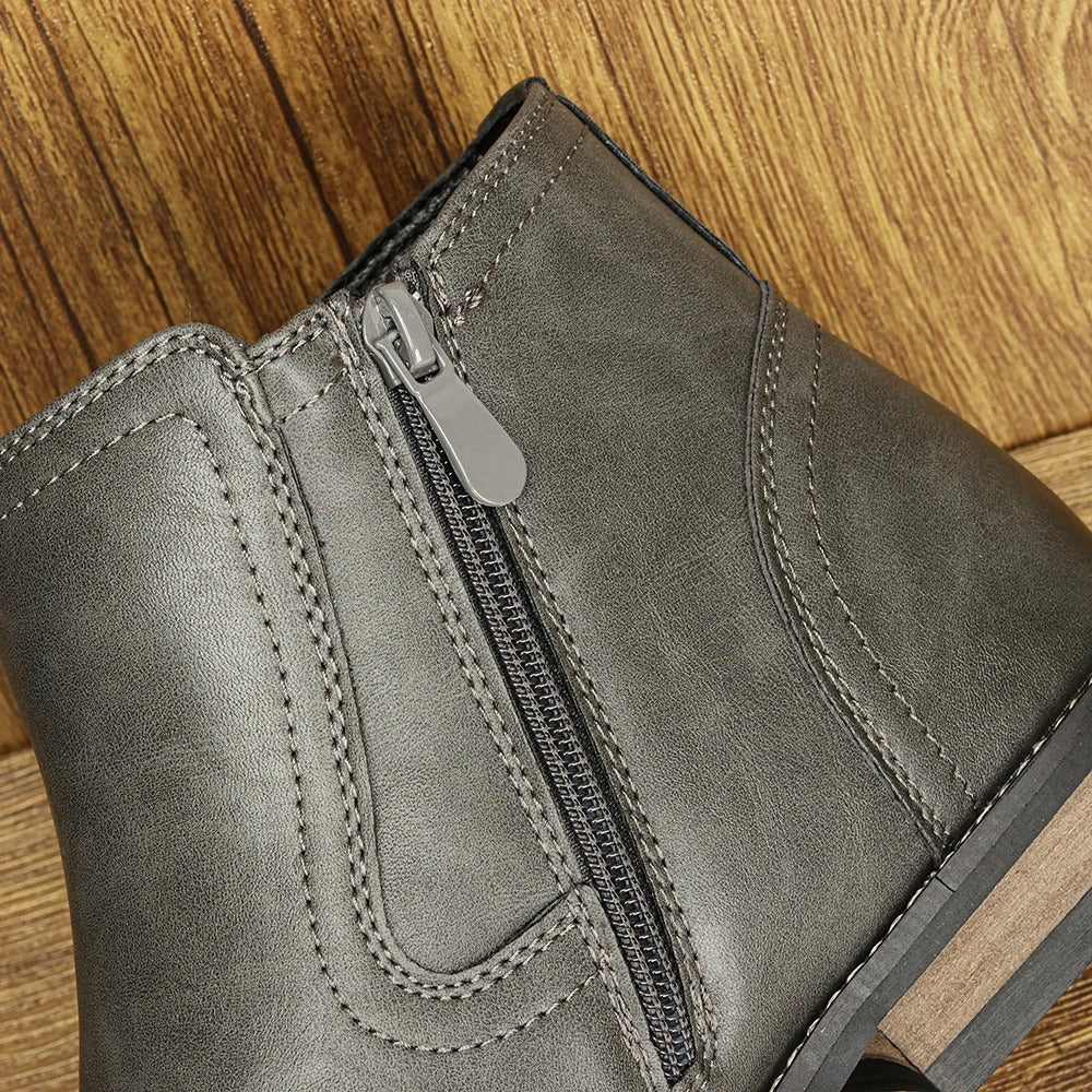 Men's Chelsea ankle boots with elastic side panels, rounded toes and low heels