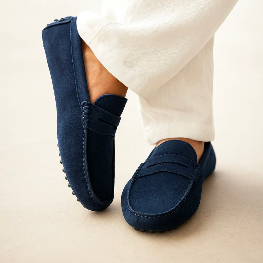 Plain boat loafers with moc toe stitching and flat soles