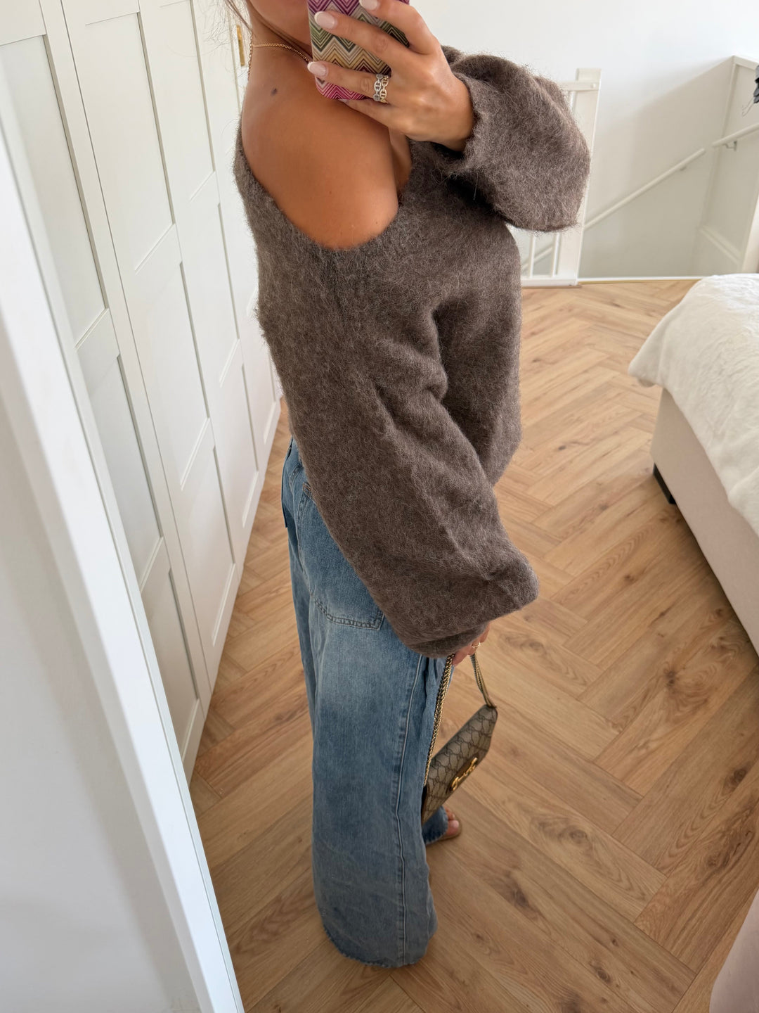 Women's brown off-shoulder jumper with long sleeves and ribbed cuffs