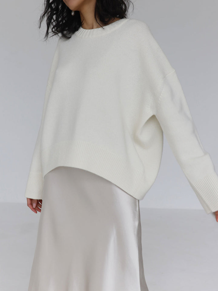 Women's oversized crewneck knitted sweater with long sleeves and ribbed trims