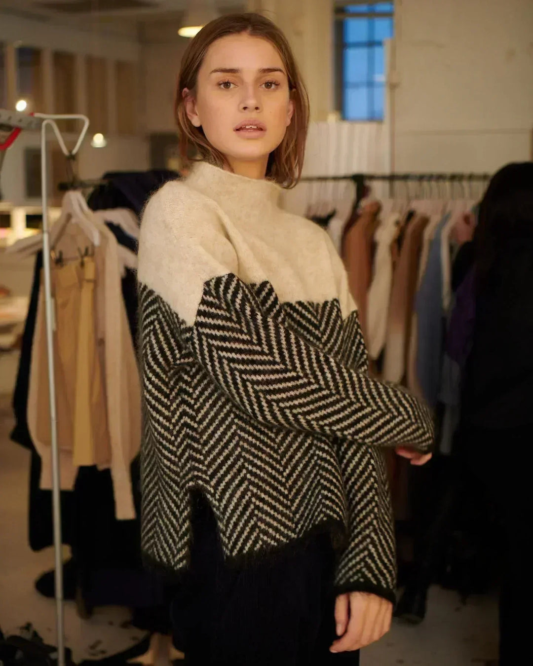 Women's long-sleeve turtleneck jumper with contrasting herringbone knit pattern