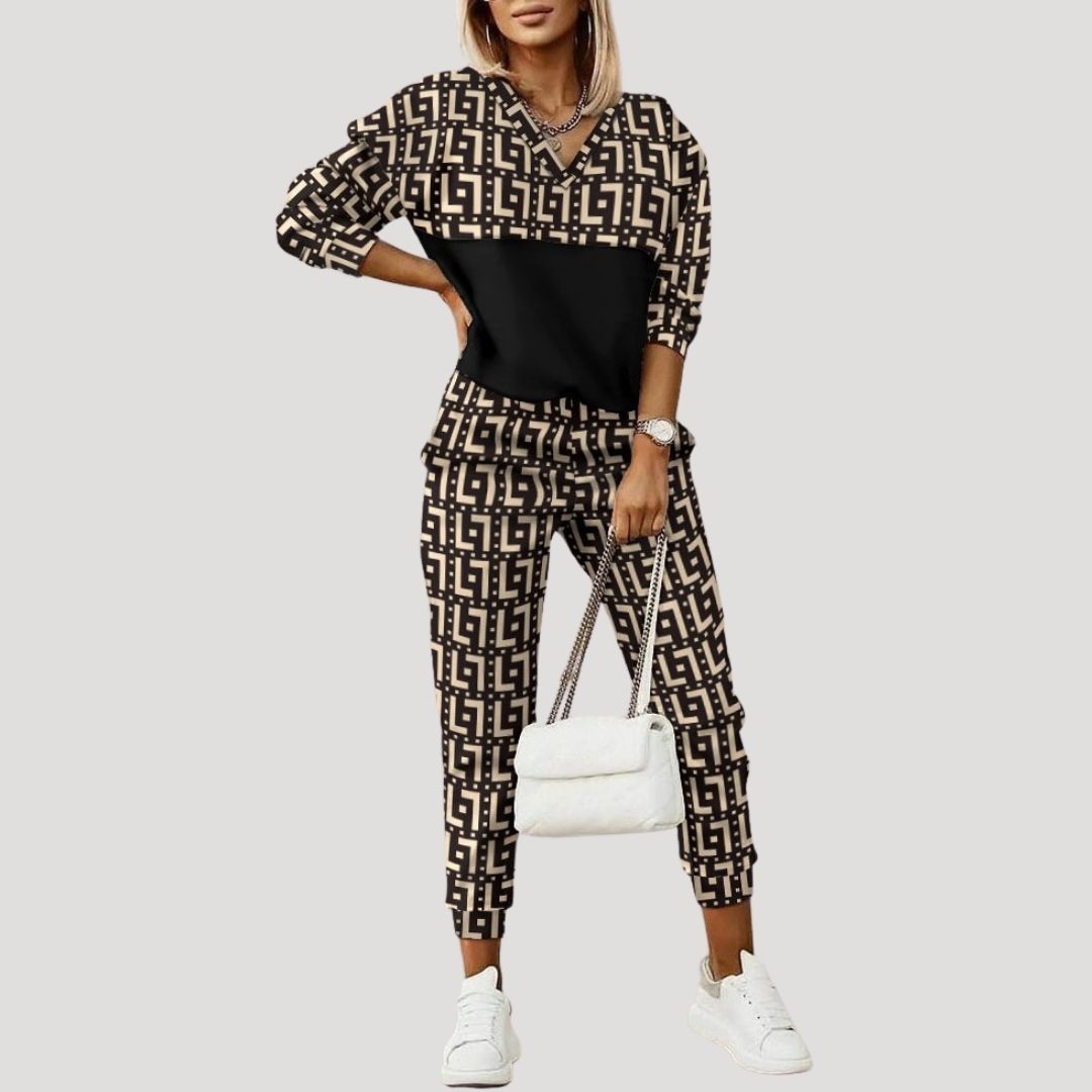 Women's hooded tracksuit set with tapered jogger trousers