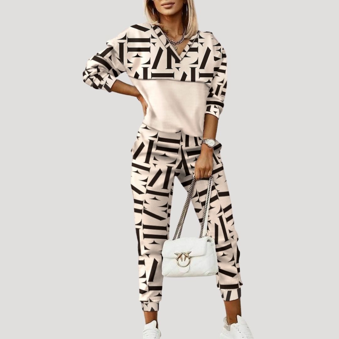 Women's hooded tracksuit set with tapered jogger trousers