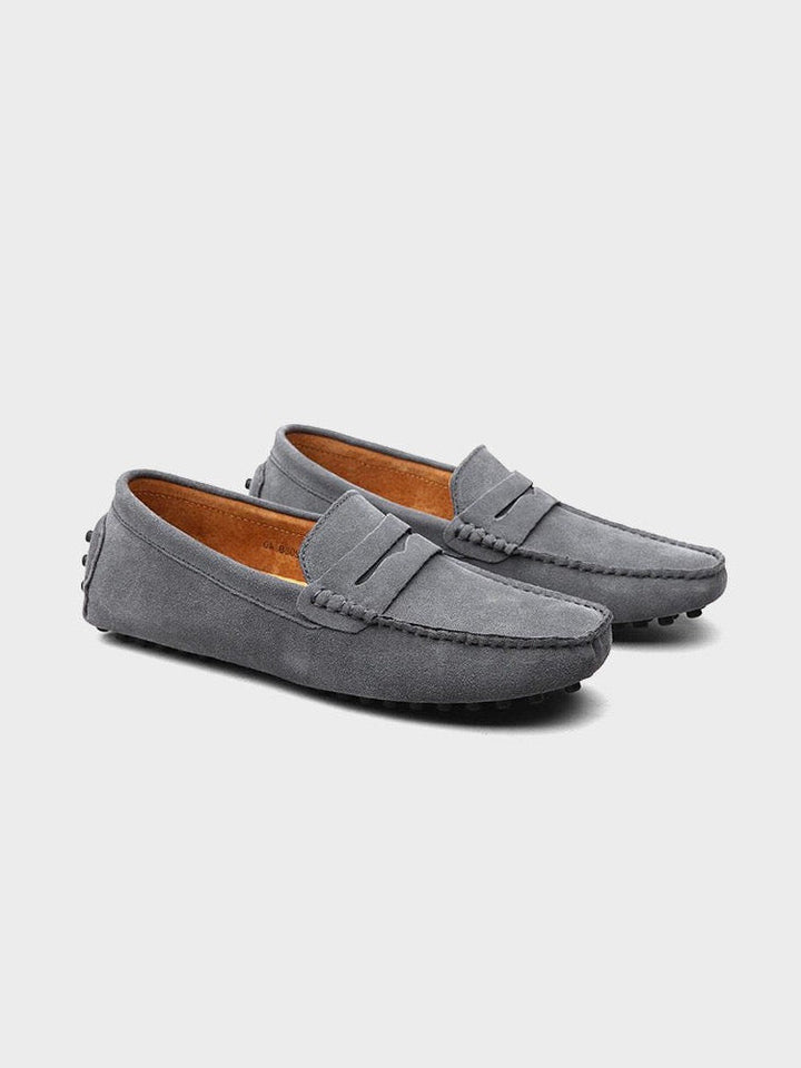 Plain boat loafers with moc toe stitching and flat soles