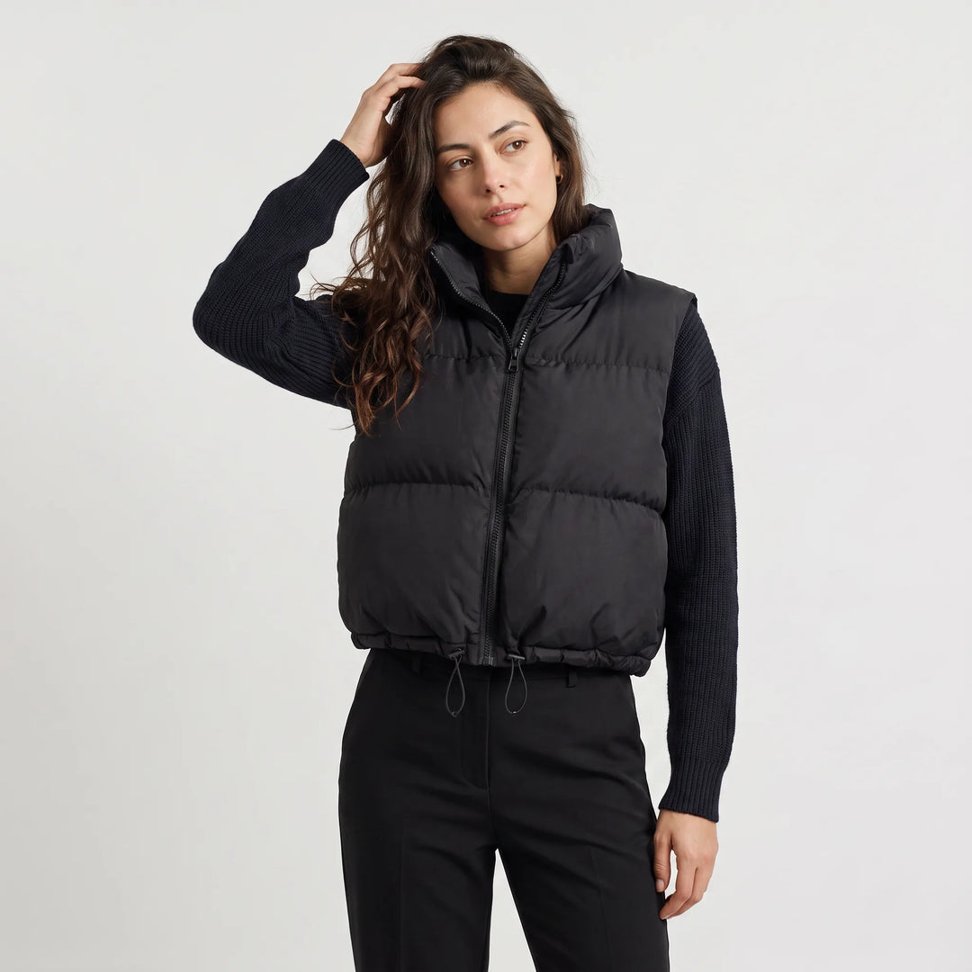 Women's cropped quilted puffer gilet with high collar and front zip