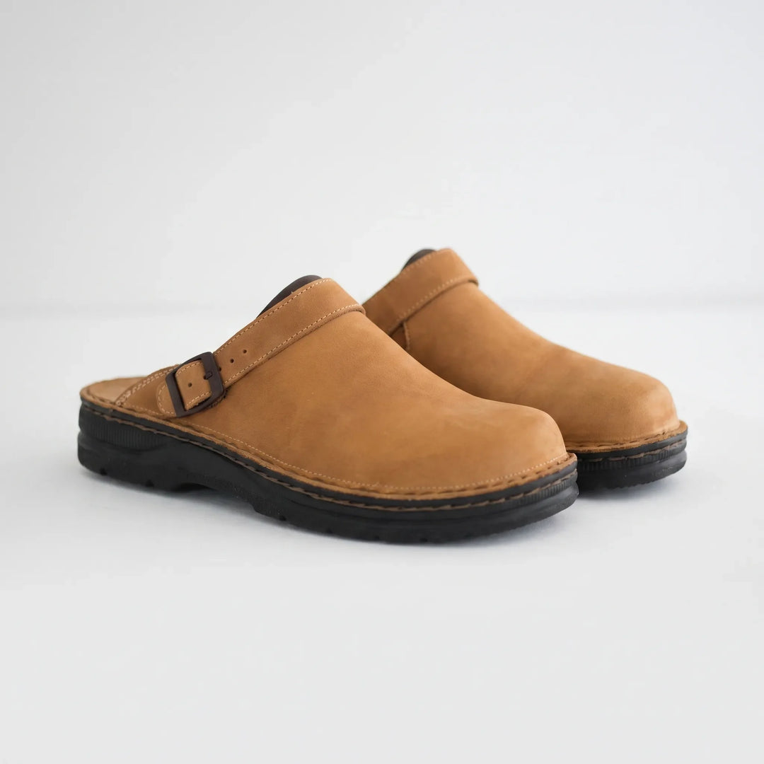 Men's closed-toe mule shoes with buckle strap and flat sole