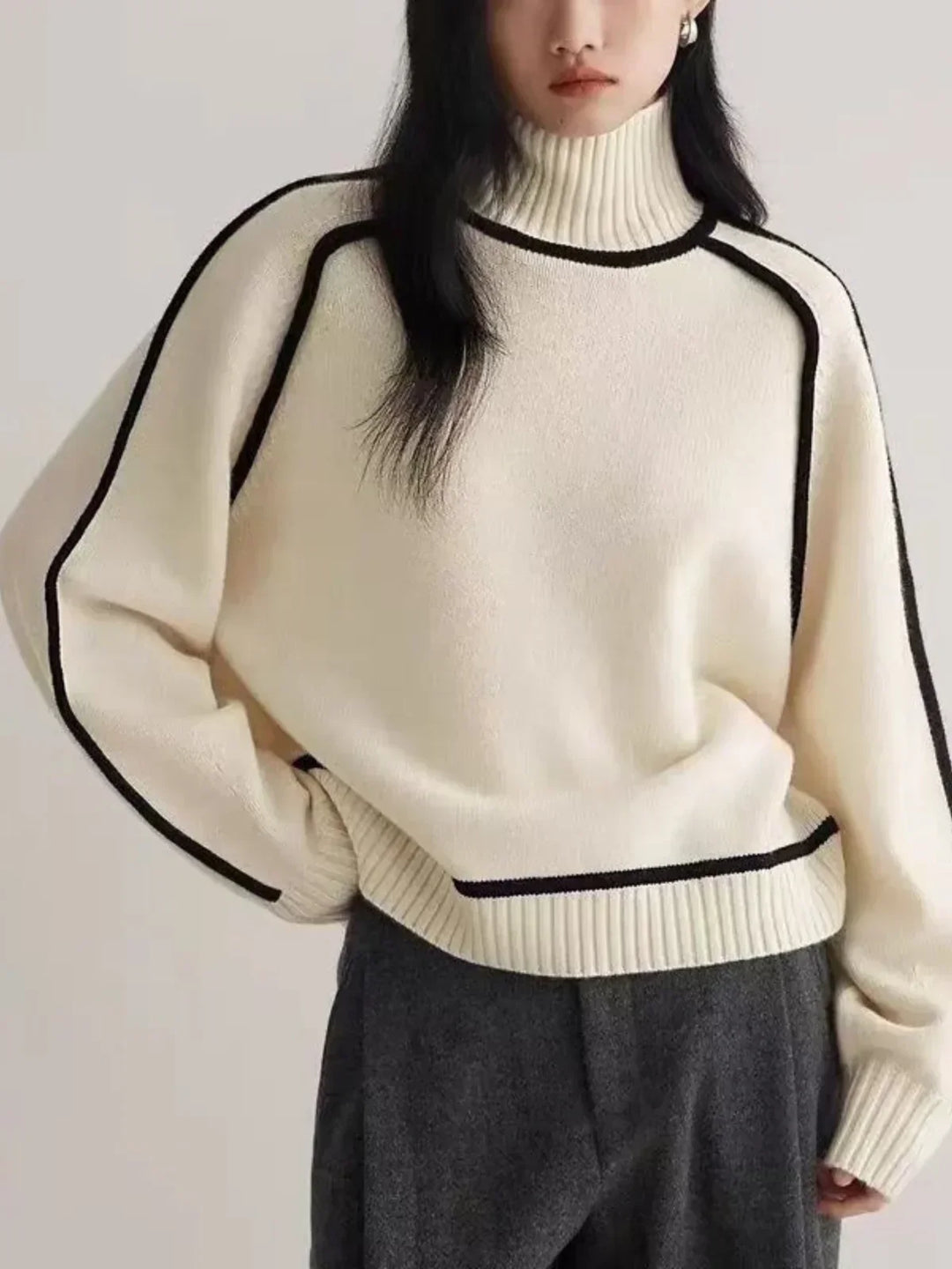 Women's oversized turtleneck jumper with contrast trim and long sleeves