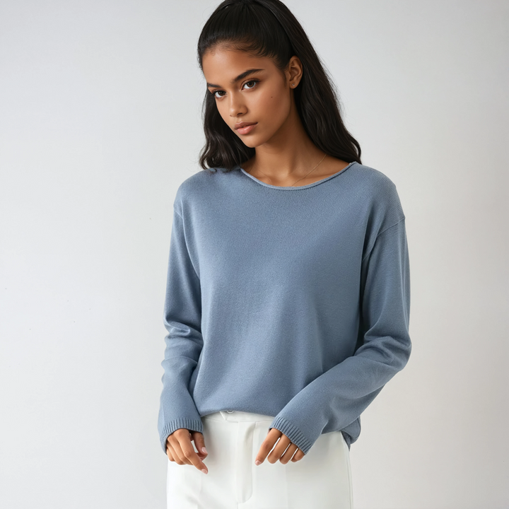 Women's fine-knit crew neck sweater with long sleeves and ribbed trims