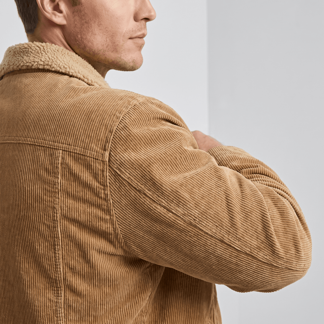 Men's corduroy jacket with sherpa-lined collar, long sleeves and button front