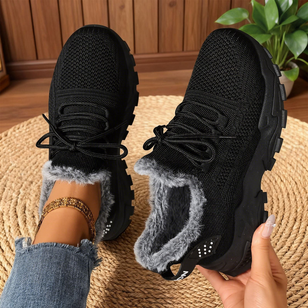 Women's lace-up trainers with furry lining and chunky tread sole
