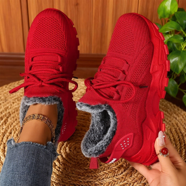 Women's lace-up trainers with furry lining and chunky tread sole