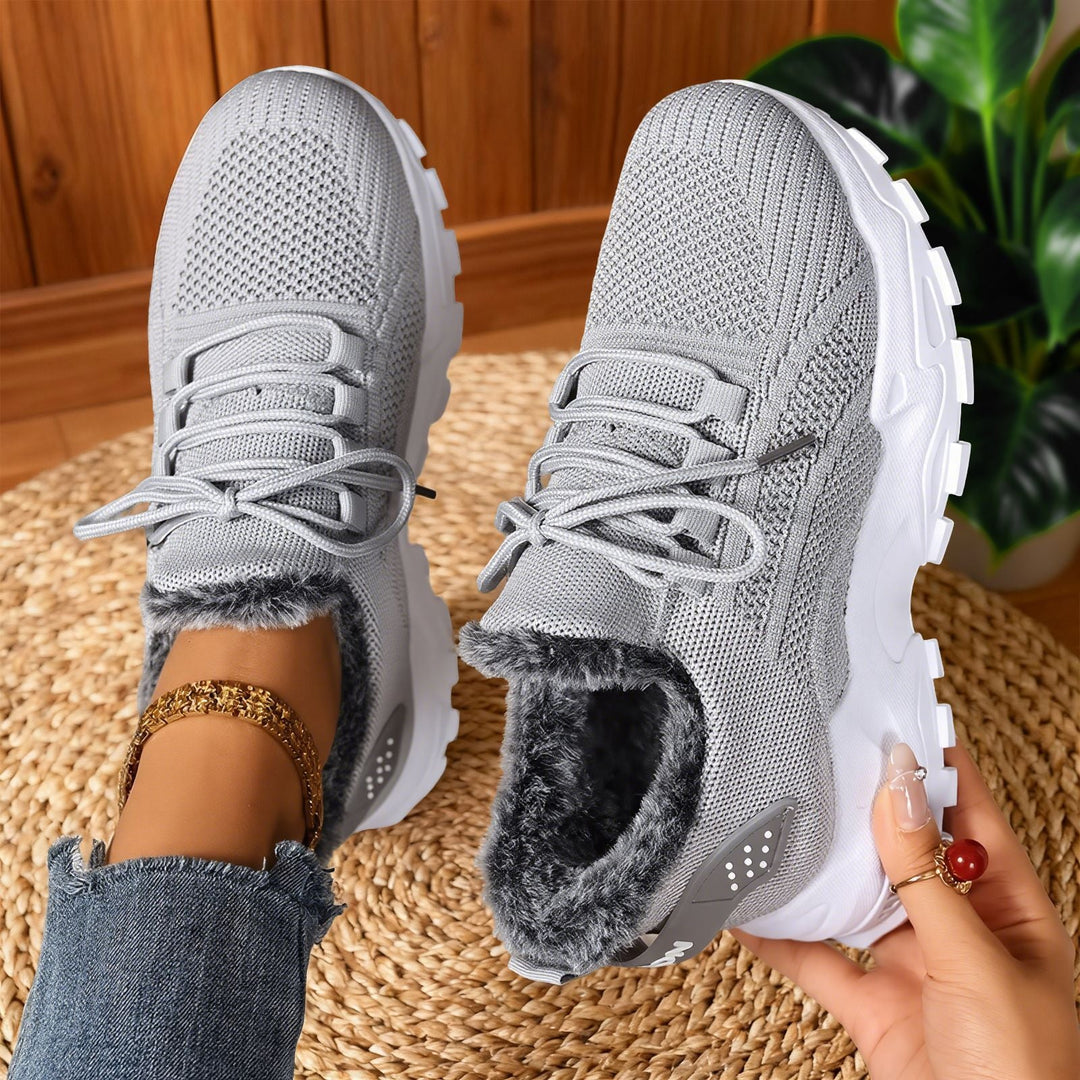 Women's lace-up trainers with furry lining and chunky tread sole