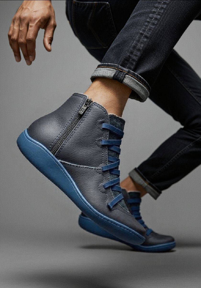 Women's ankle boots with lace-up fronts, side zips and rounded toes