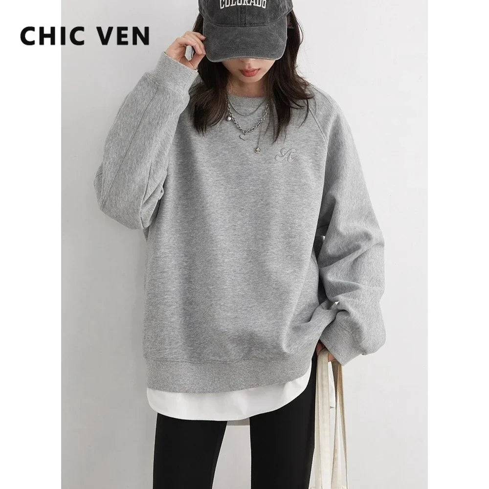 Women's crew neck sweatshirt with long sleeves and embroidered chest logo