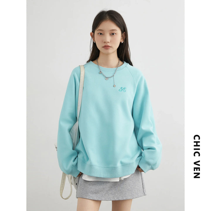 Women's crew neck sweatshirt with long sleeves and embroidered chest logo