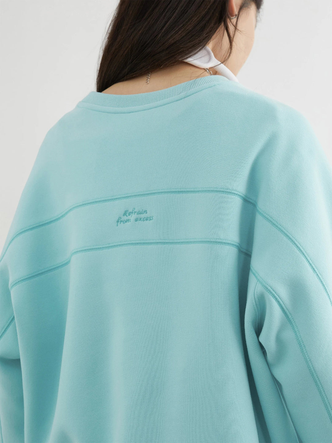 Women's crew neck sweatshirt with long sleeves and embroidered chest logo