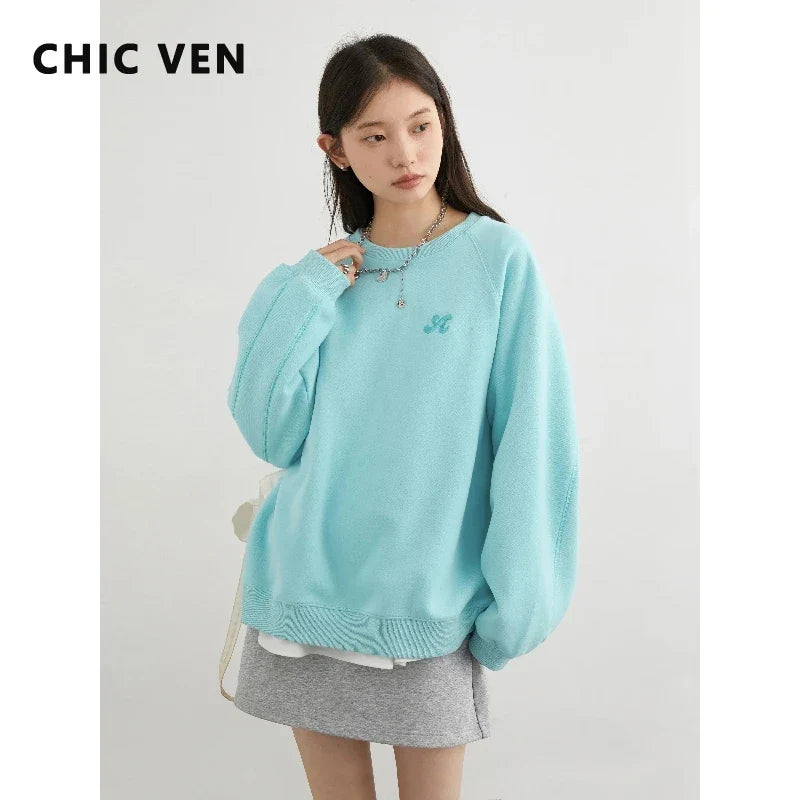 Women's crew neck sweatshirt with long sleeves and embroidered chest logo