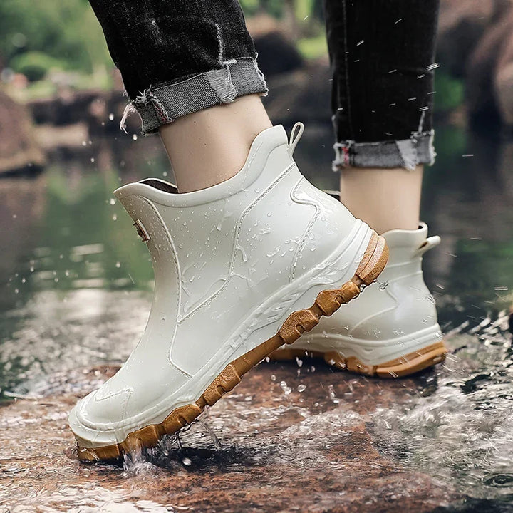 Women's pull-on ankle boots with closed toe and lug sole