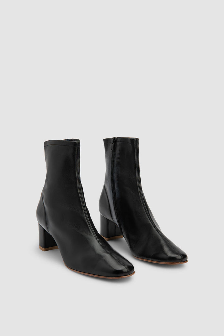 Black women's ankle boots with rounded toe and mid block heel