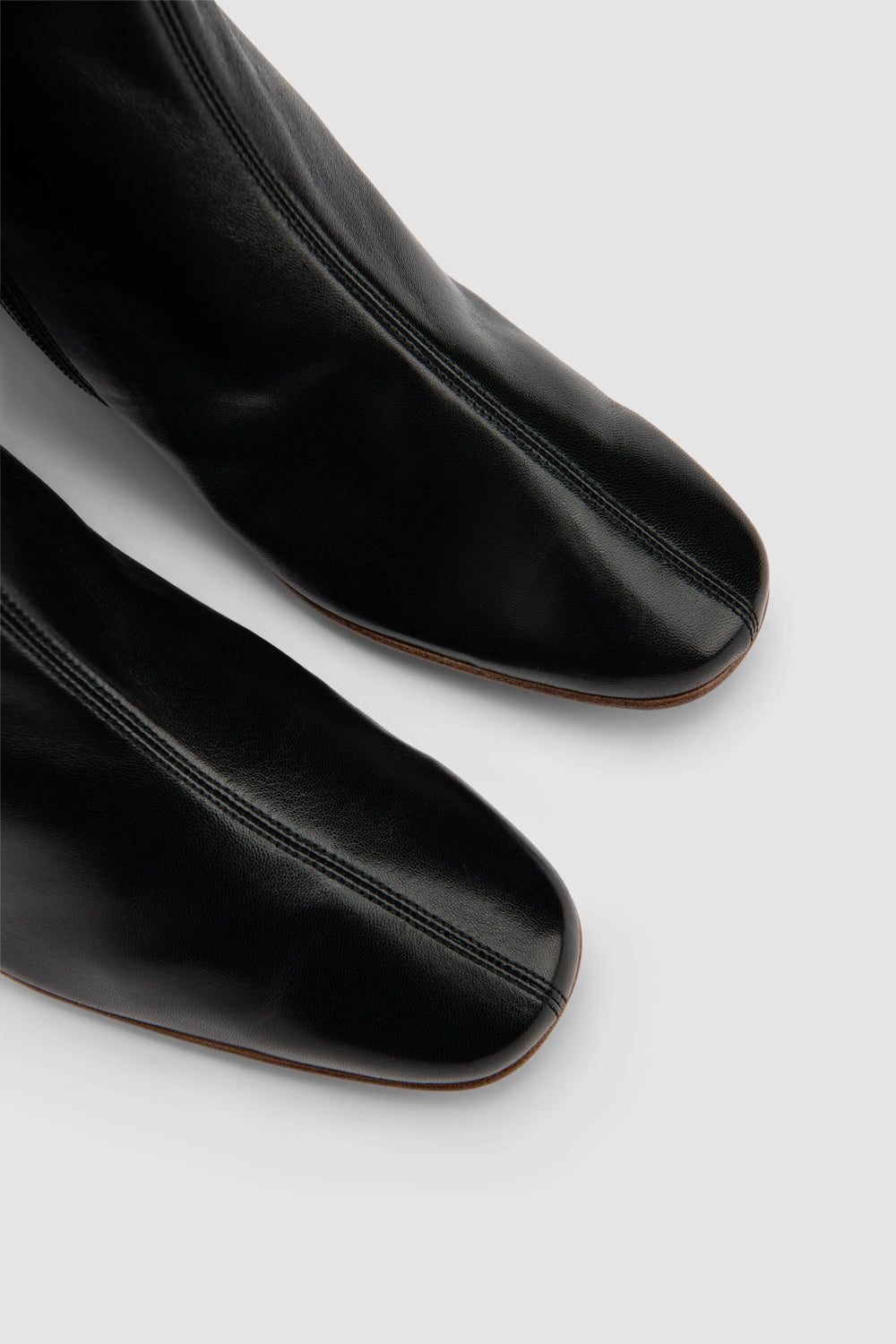 Black women's ankle boots with rounded toe and mid block heel