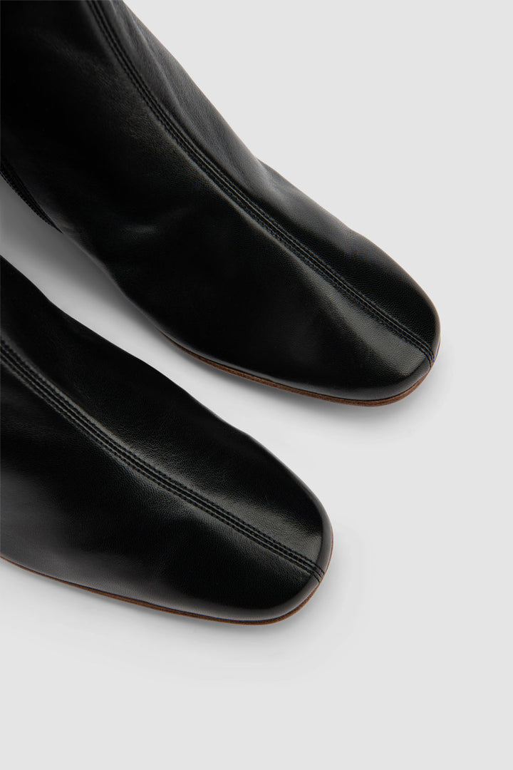 Black women's ankle boots with rounded toe and mid block heel